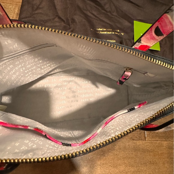 Fun floral shoulder bag with adjustable strap - Picture 4 of 4